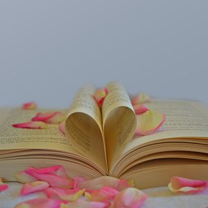 60 Buch mit Rosenblüten